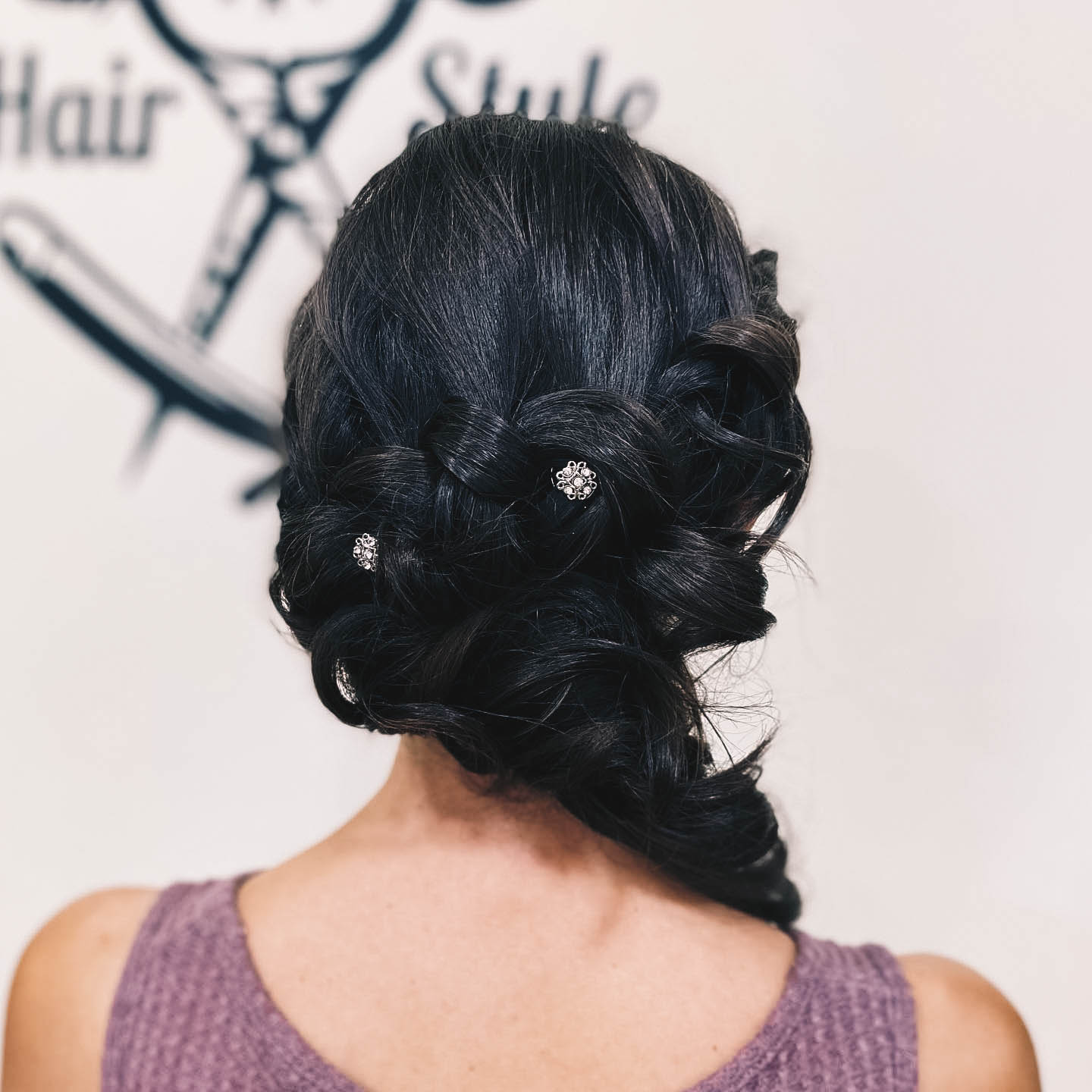 mujer pelo negro con recogido