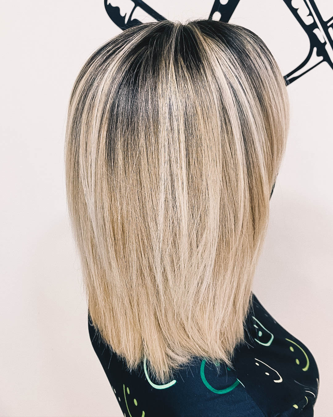 mujer rubia de pelo corto