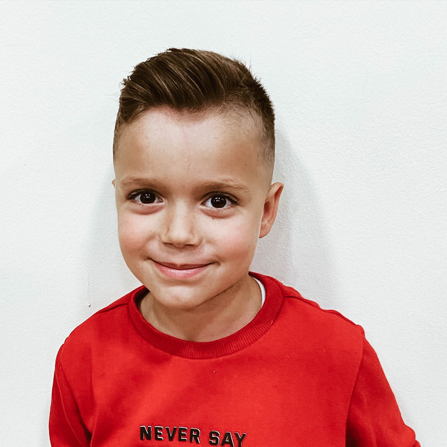 niño con corte de pelo