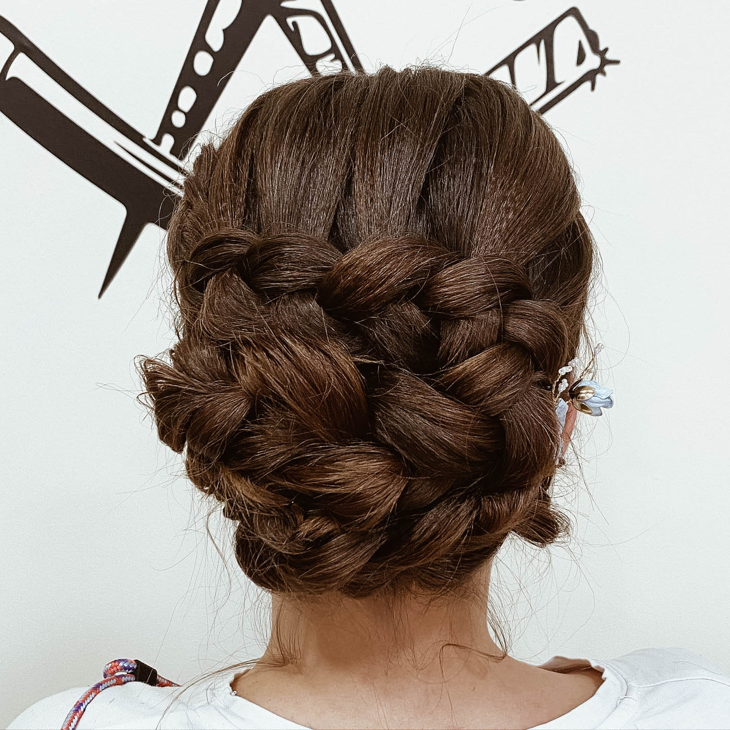 mujer morena con recogido de trenzas