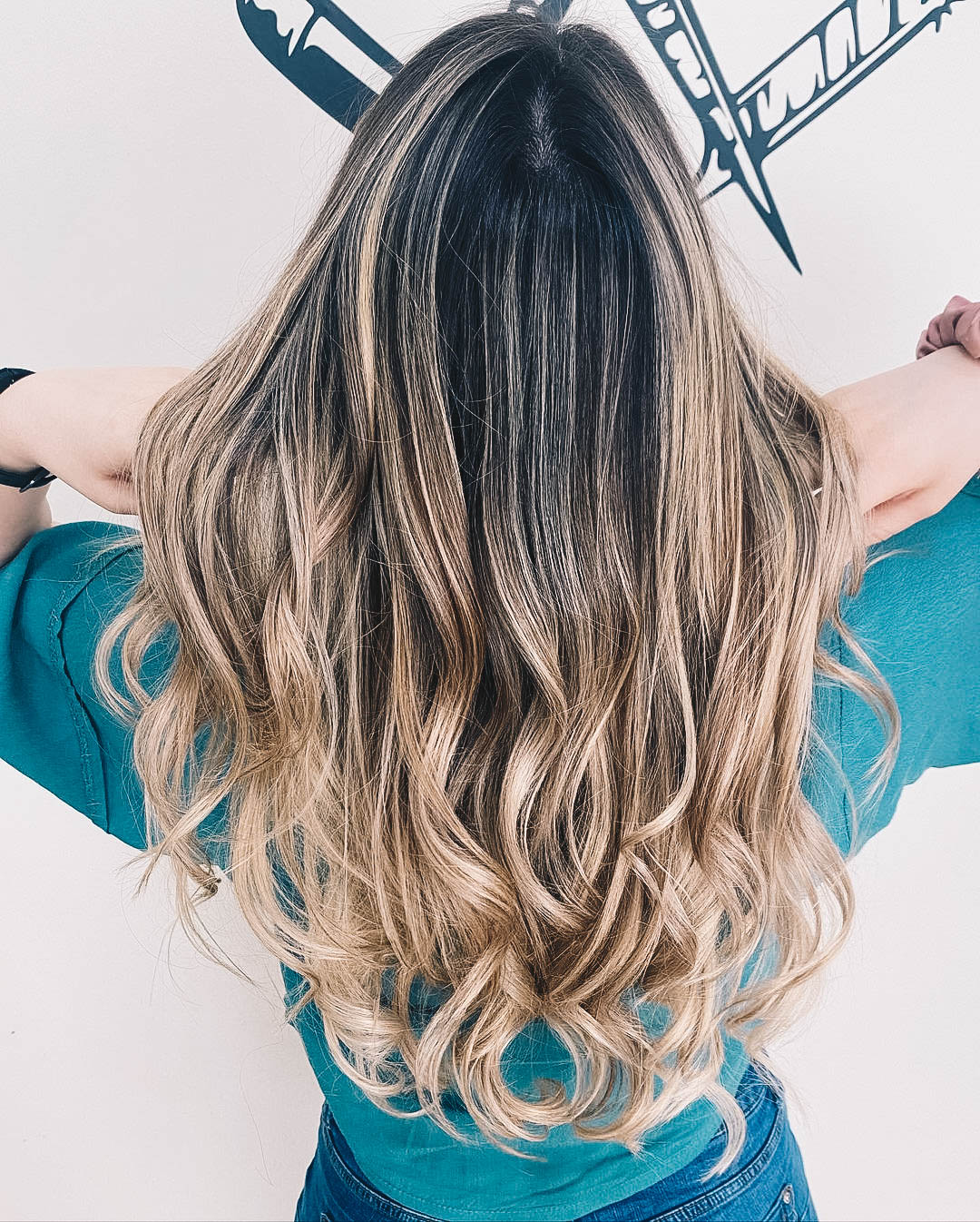 mujer morena con mechas rubias