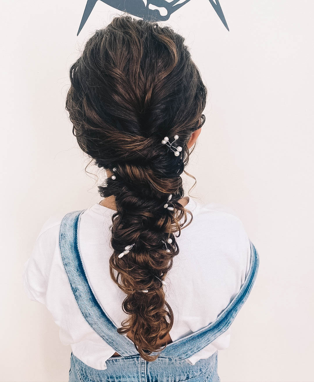 niña con recogido de pelo largo